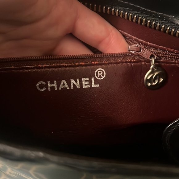 CHANEL Classic CC Black Enamel Patent Leather Tote Handbag | 5374403 - Picture 7 of 16